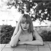 Imparto clase de interpretación-teatro en el instituto britanico de Barcelona y me gustaria hacerlo online tambien para niños y adultos. El teatro es una forma de aprender ser mas seguros de si mismo, mas abierto a oportunidades y mas presente